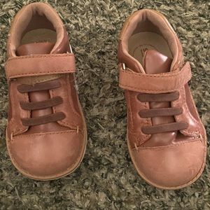 Infant shoes size 6W almost new, just worn once. Excellent condition.